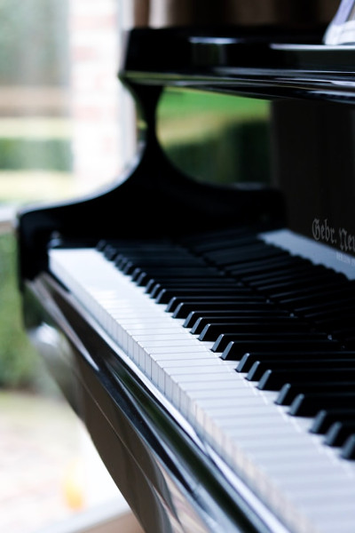 PianoBlackVertical 400x601